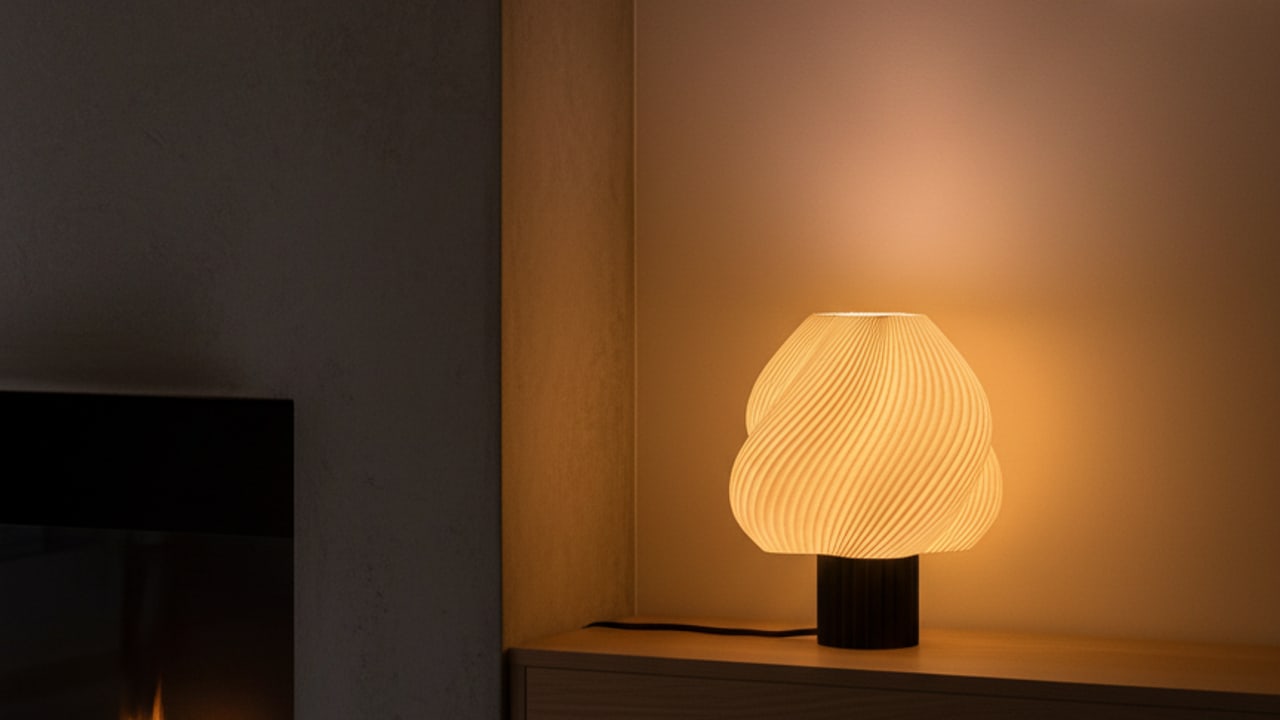 Lumo lamp gloeiend naast een open haard