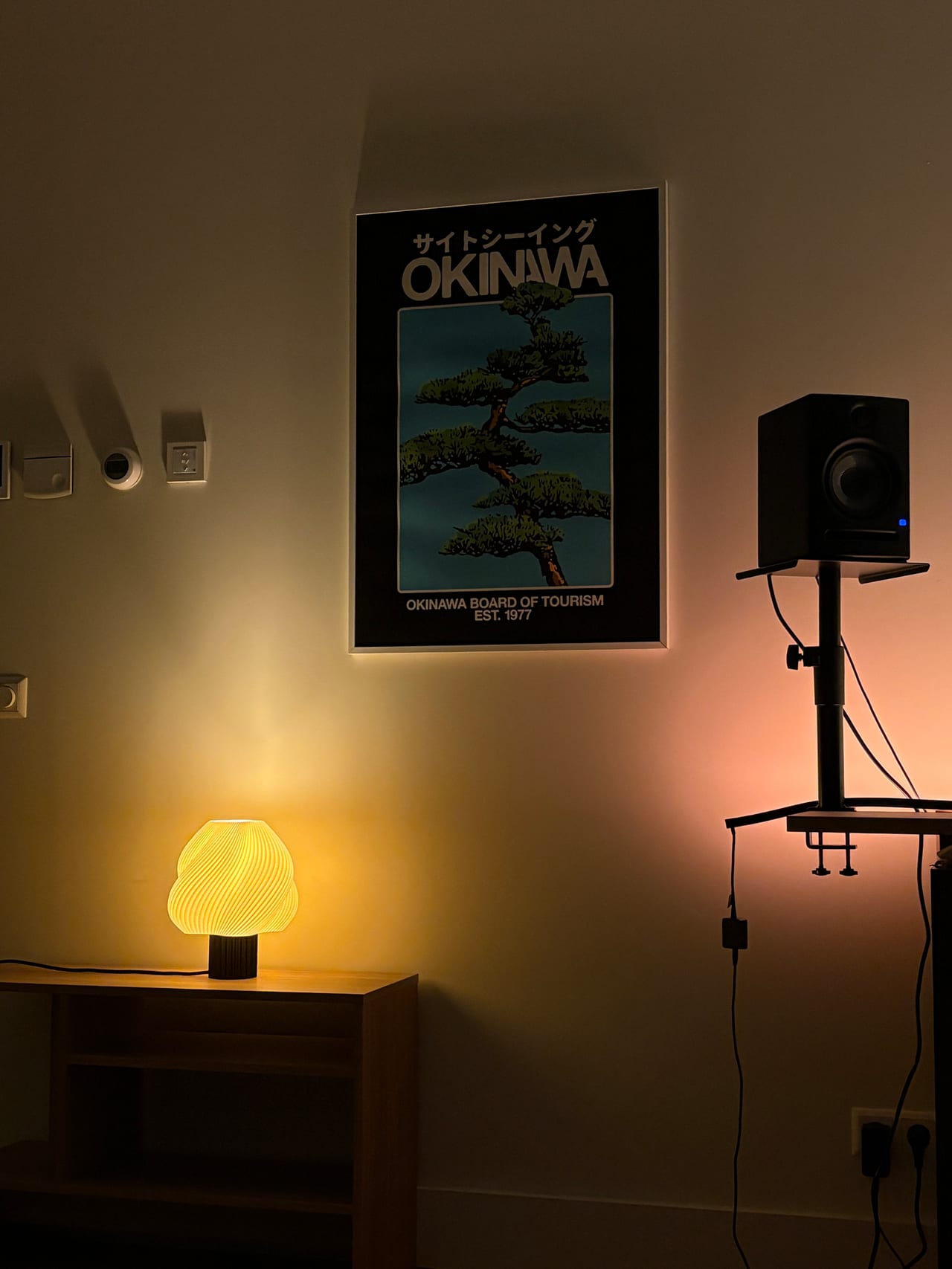 Lumo lamp in een echt interieur, warm verlicht